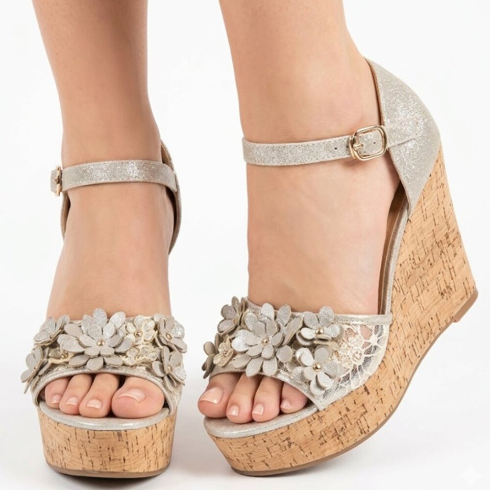 Bamboo Easy Picking Gold Flower Sandal Size 6.5